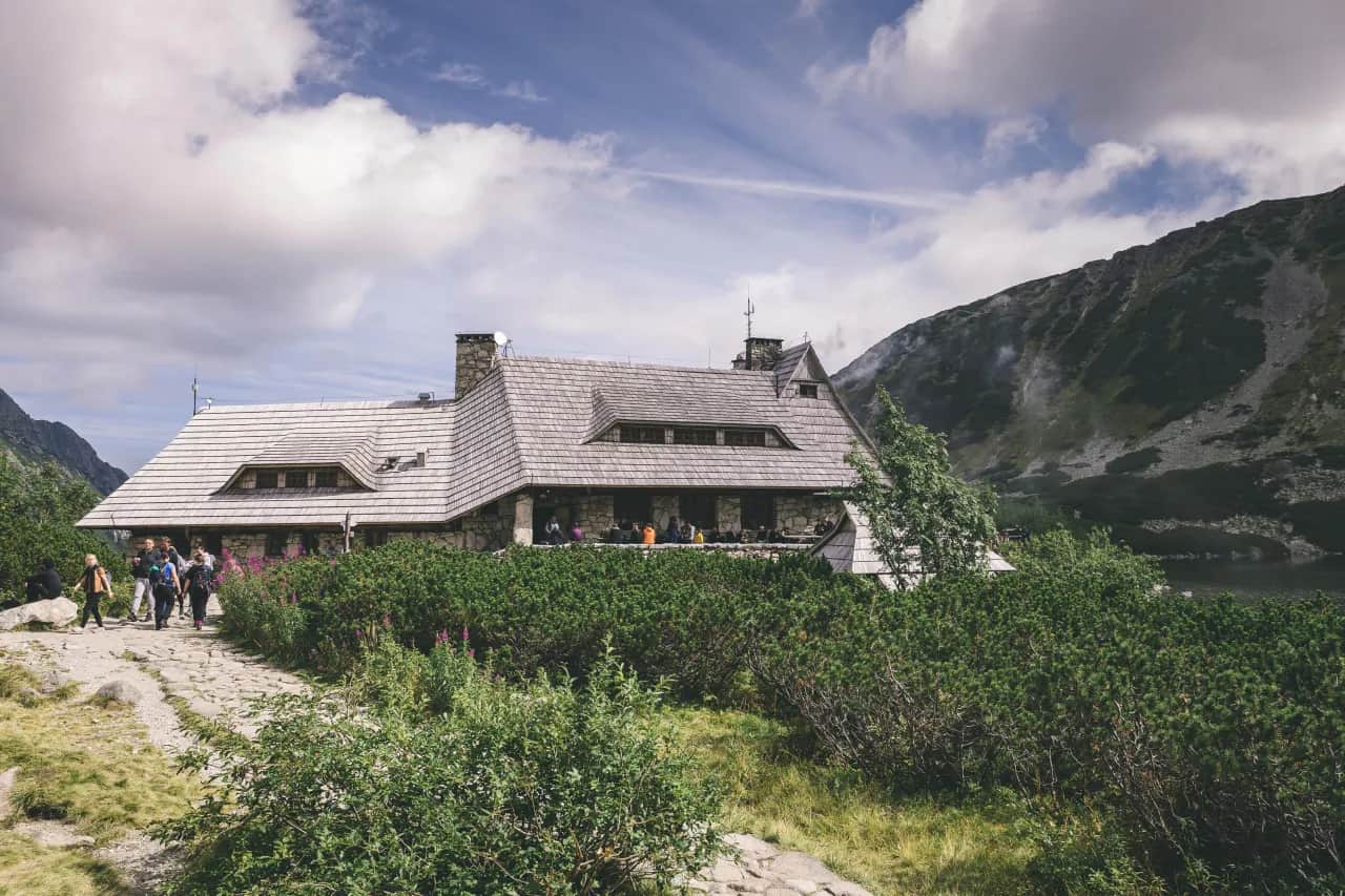 Tanie noclegi za granicą: Jak oszczędzić setki złotych na podróży?