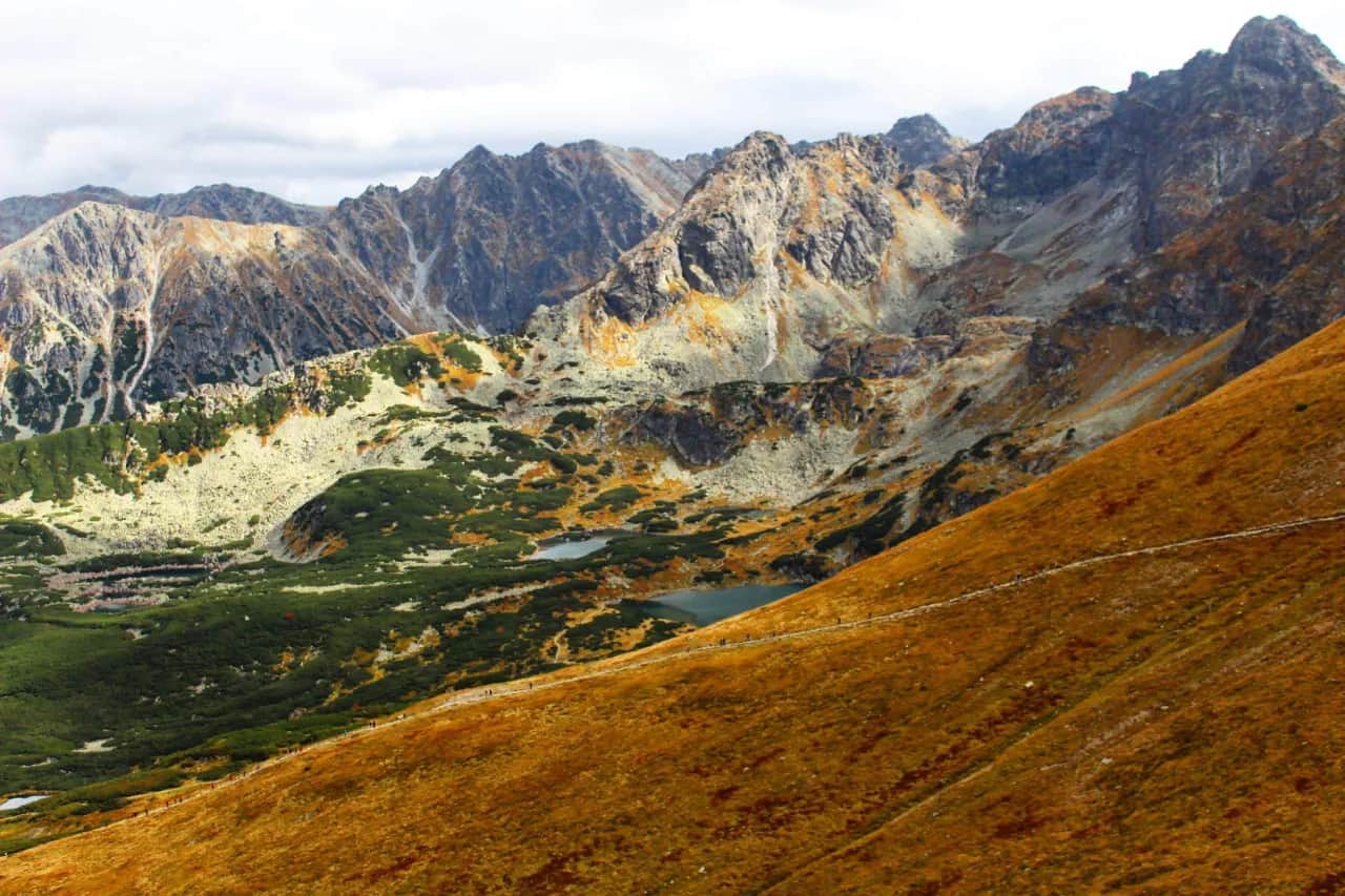 Kasprowy Wierch z Kuźnic: Kolejka czy szlak? Poradnik 2026