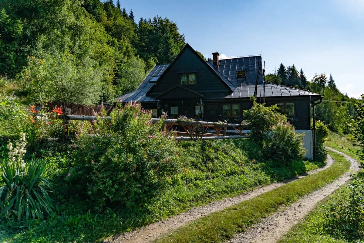 Bacówka PTTK Bereśnik: Przewodnik. Noclegi, szlaki, jedzenie, dojazd